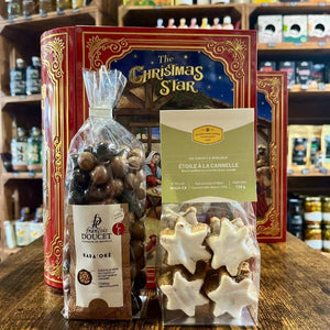 Boîte Métallique Livre Crèche de Noël - Chocolats et Étoiles à la Cannelle